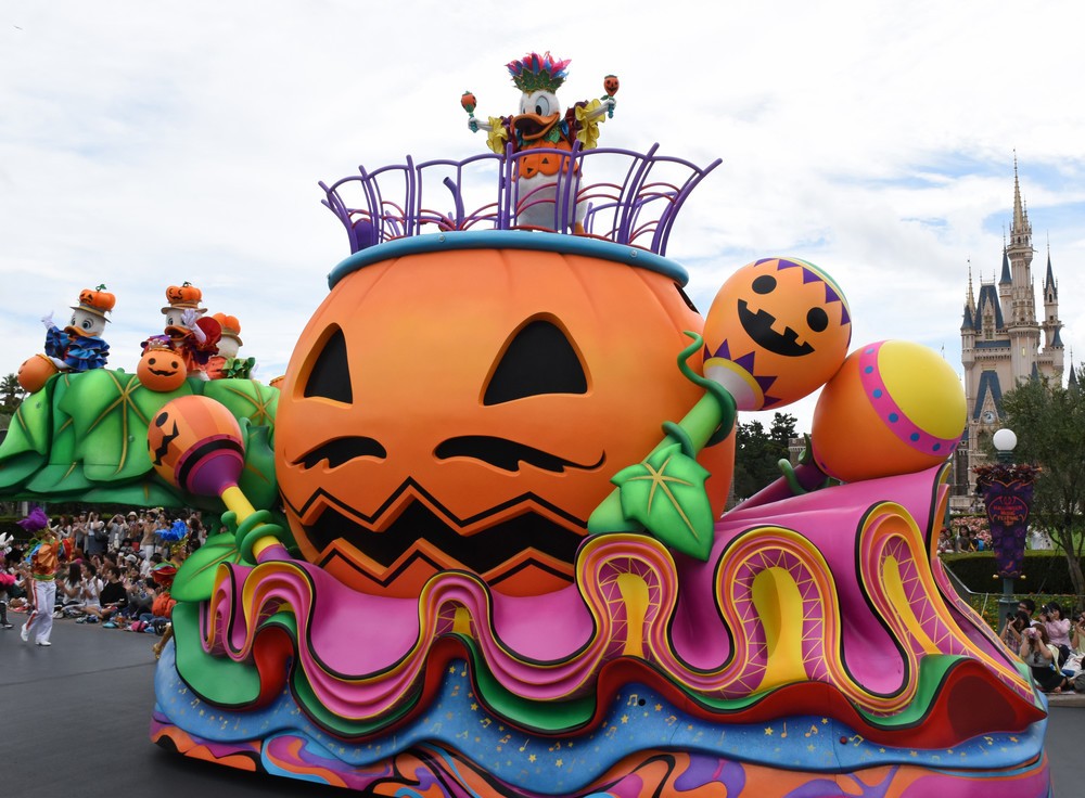 東京ディズニーランドの「ハロウィーン・ポップンライブ」でカボチャでできた楽器を演奏するラテンステージのドナルドダック