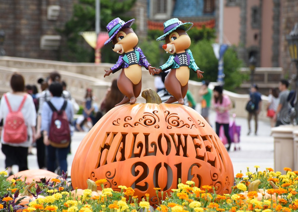 東京ディズニーランドのシンデレラ城前プラザに設置されたハロウィーンのデコレーション