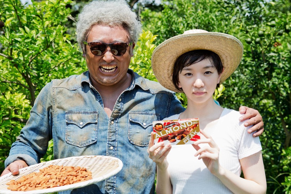 写真左は日焼けした井上陽水さんではありません。ジョージ・ヴァンダム園長