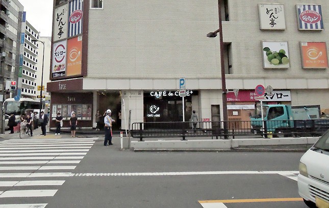 ビル前面に「スシロー」のロゴマークが見える。来店時の目印にしよう