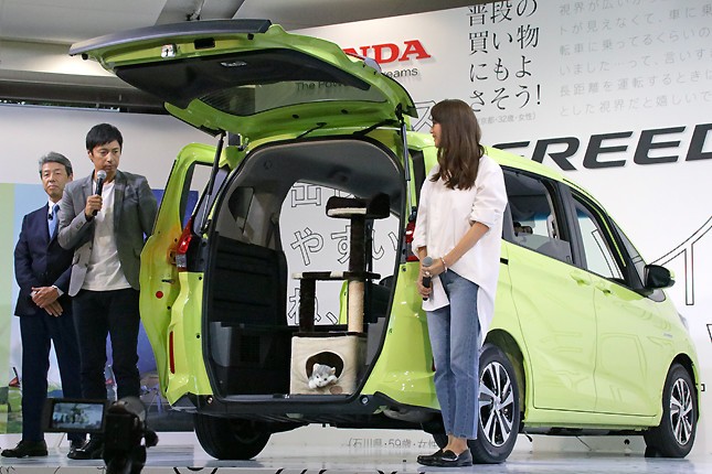 荷室用ユーティリティボードは取り外せる。高さのある荷物も楽々収納