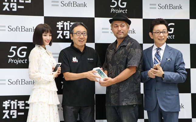 （写真左から）広瀬すずさん、ソフトバンク社長兼CEOの宮内謙さん、一番乗りを果たしたアトモさん、古館伊知郎さん