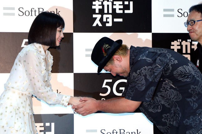 1番目の客アトモさん。広瀬さんと握手して感無量！？