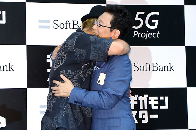 なんだか分からないけど、抱擁するアトモさんと古館さん