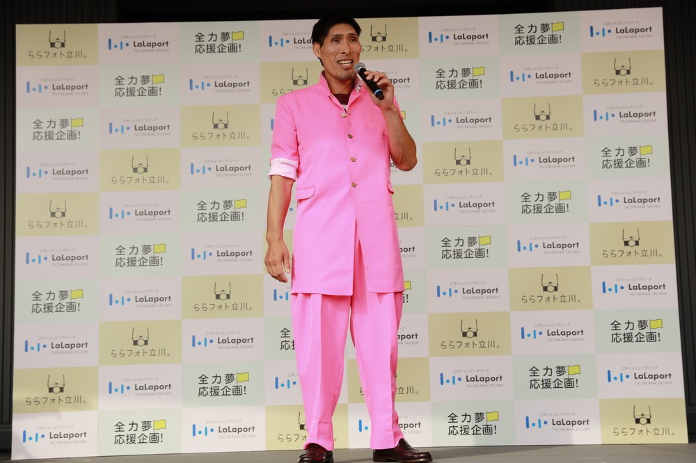 篠原さんはピンクの学ラン姿で登場