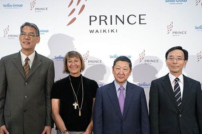 （写真左から）プリンスリゾーツハワイインクのドン・タカハシ社長、カイリ・チャンさん、西武HDの後藤高志社長、同HDの高橋薫取締役兼常務執行役員