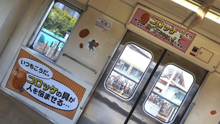 コロッケをポップに楽しむ車内ステッカーも