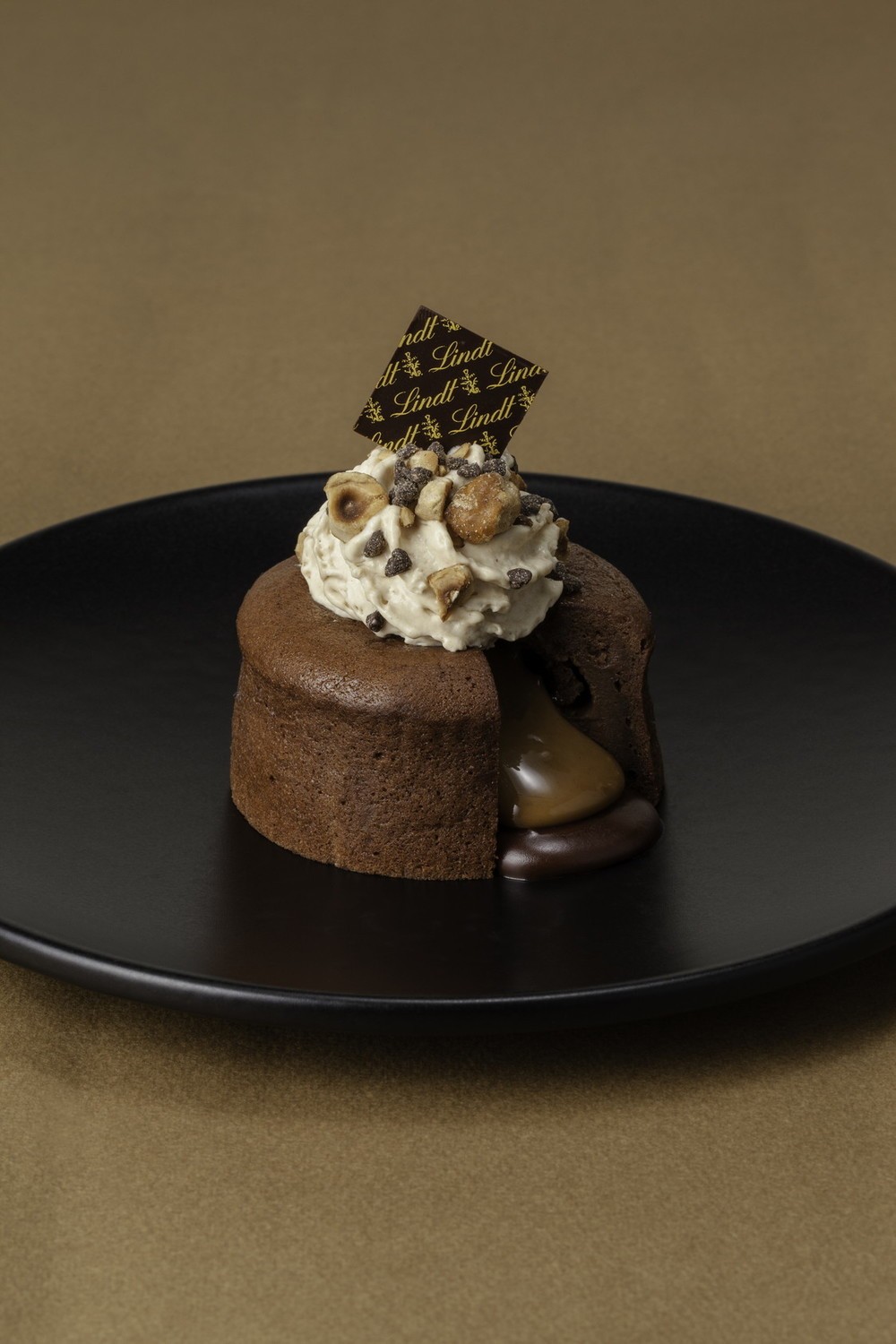 ヘーゼンルナッツのプラリネクリームがとろけるリンツ秋冬限定「フォンダン オ ショコラ」