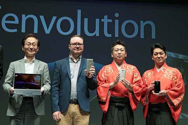 （写真左から）ASUSのジョニー・シー会長、同Head of Mobile Marketingのエリック・ハーマンソンさん、吉田良一郎さん、吉田健一さん