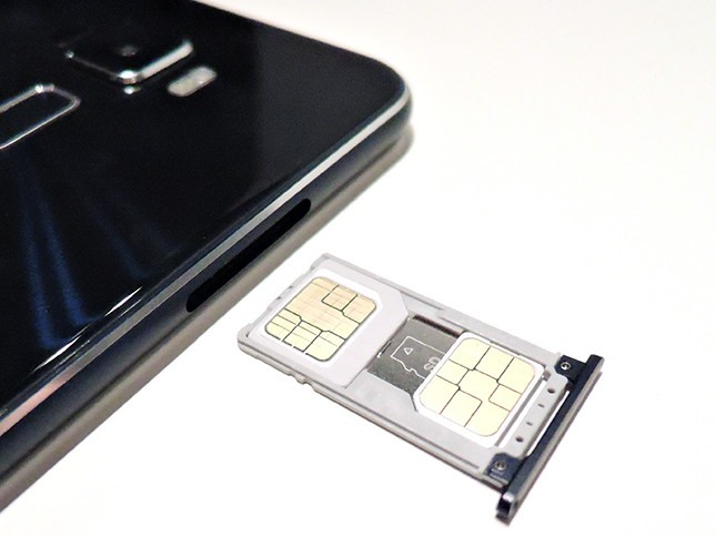 SMカードスロットは2枚入る。うち1枚をmicroSDカードにすることも可能