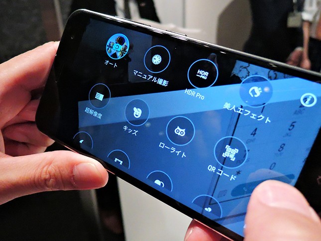 カメラ機能には多彩なモードが搭載されている