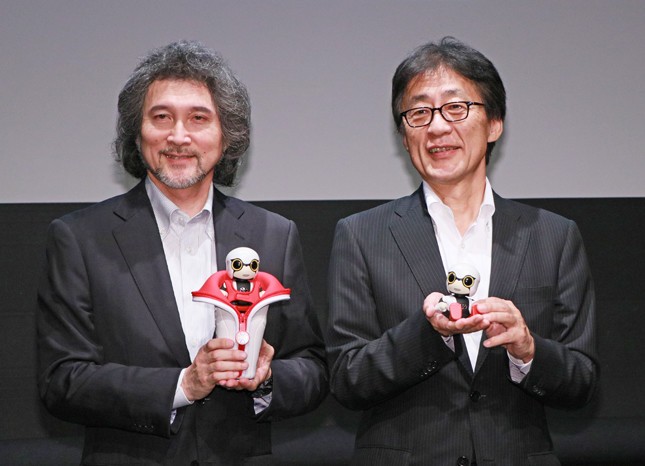 （写真左から）トヨタ自動車・MS製品企画部の片岡史憲主査、吉田守孝専務役員