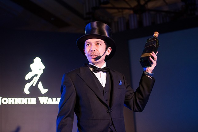 ブランドアンバサダーの金子・亜矢人・ベンツェさんが五感の旅へとゲストを案内する