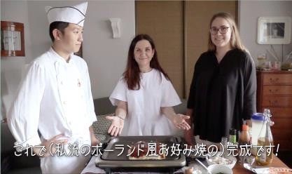 ユリアのお母さんが作ったお好み焼は、ジャガイモやチーズ、マッシュルームがたっぷり