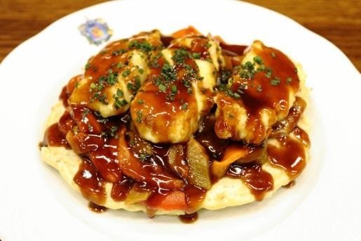 サン・セバスチャンの美食倶楽部の3人組が作るスペイン・バスク風メルルーサ（白身魚）とピーマンのお好み焼