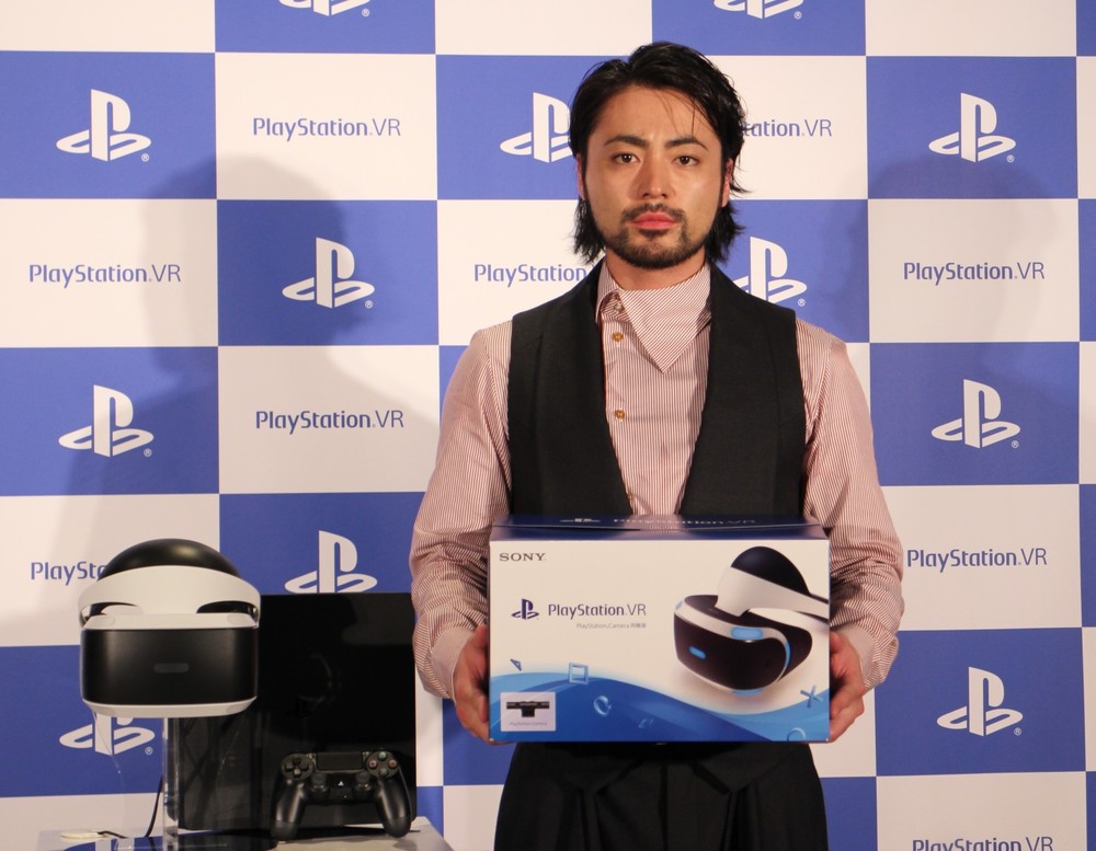 山田孝之が「PSVR」に没頭　発売記念イベントで見せた「ゲーム愛」