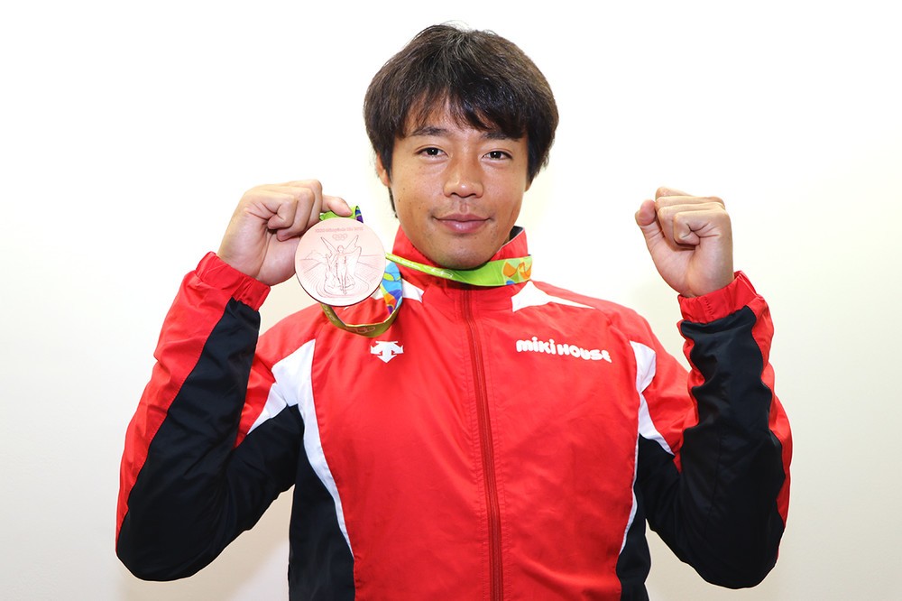獲得したメダルを披露する羽根田選手。東京五輪ではさらに上のクラスのメダルを狙う