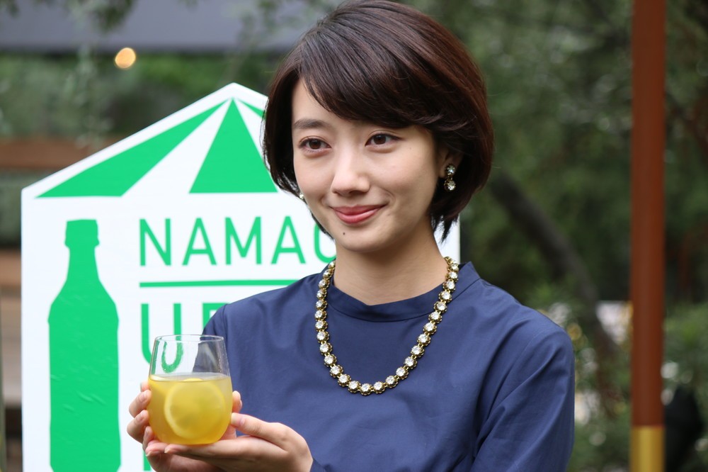 女優・波瑠、レモン風味の「日本茶」作りに挑戦　「おしゃれなカフェで働いている気持ち」