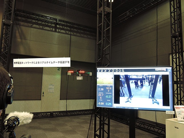 会場の一角では、実証実験に使われている「セルラードローン」のデモ展示も行われた