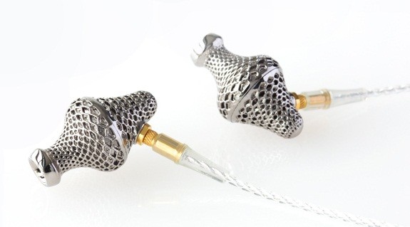 別次元の音楽体験！チタン製筐体採用のオープン型イヤホン「LAB II」