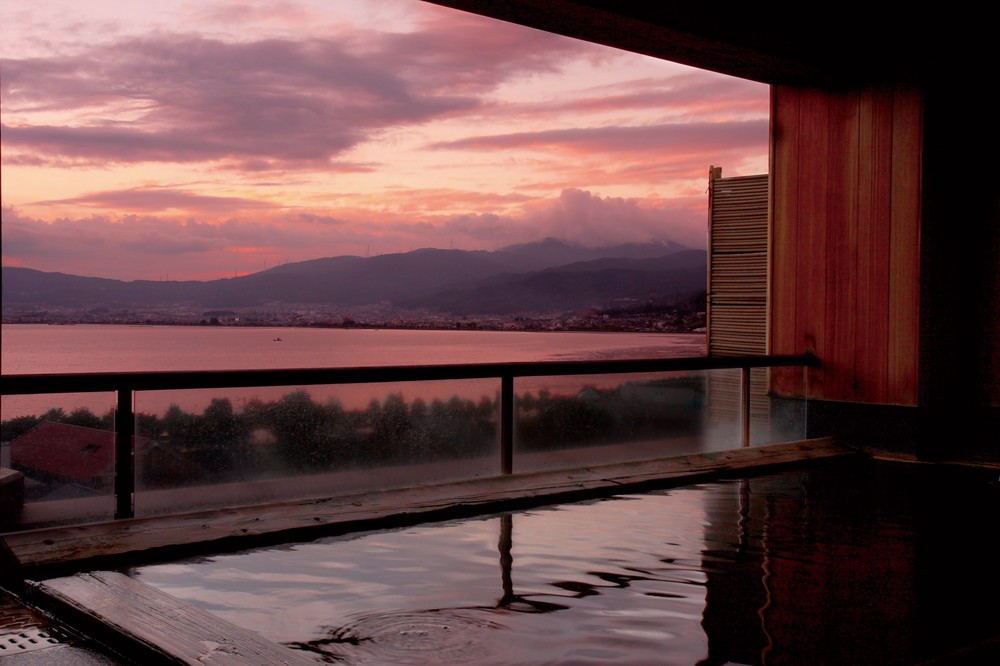 遠く北アルプスまで臨める「展望露天風呂」