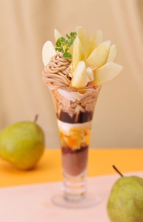 ラ・フランスを丸ごと一つ使ったパフェ、コージーコーナーから