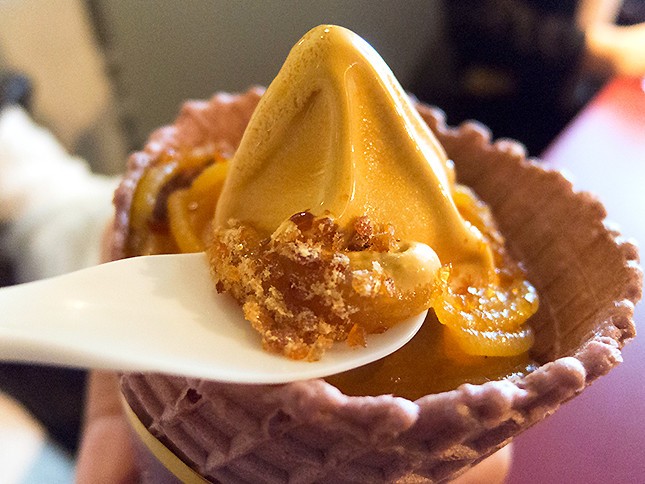 秋の味覚の定番サツマイモをソフトクリームでいかが？　ミニストップ新製品「プレミアム安納芋ソフト」を試食した