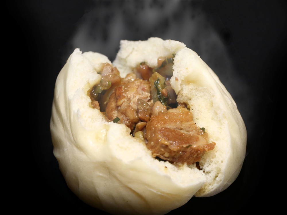 角煮が丸ごと1個入り！　大阪・難波の「蓬莱本館」がプレミアムな豚まんを発売