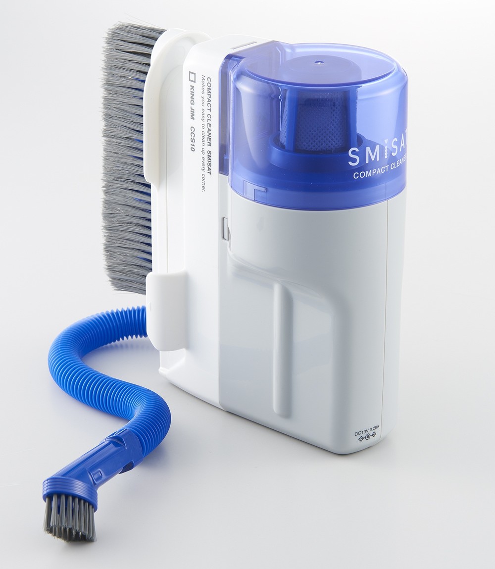 デスク周りの隅をきれいに...小型掃除機「スミサット」　キングジムから