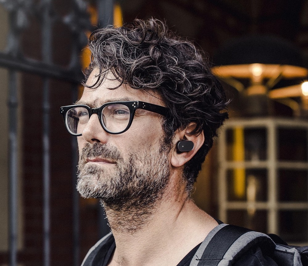 耳に装着「Xperia Ear」、Androidスマホとハンズフリーで通話＆メッセージ送受信