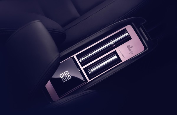 アームレストのなかにはリップ、マスカラ、フェイス パウダーがぴったりと収まる