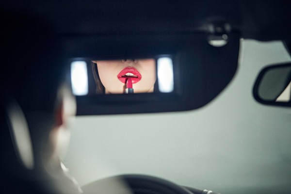 ミラーの照明には自然光に近いLEDを使用、華やかに顔を映し出しメイク直しに一役