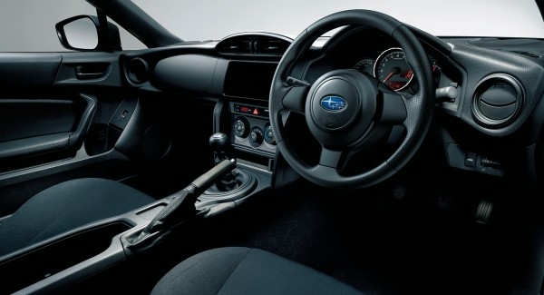 インテリアの質感を大幅に高め洗練されたスポーツカーへと磨きをかけた