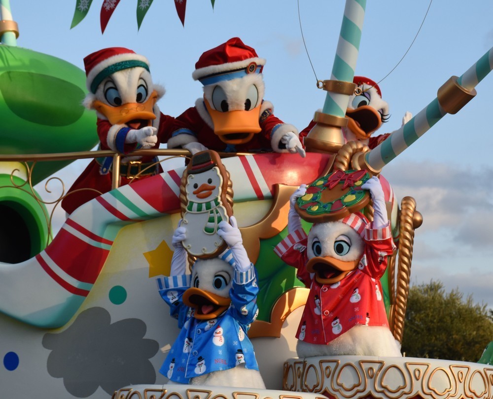 東京ディズニーランド「クリスマス・ファンタジー」のパレード「ディズニー・クリスマス・ストーリーズ」の第1話「ドナルドダックたちのアットホームなクリスマス」