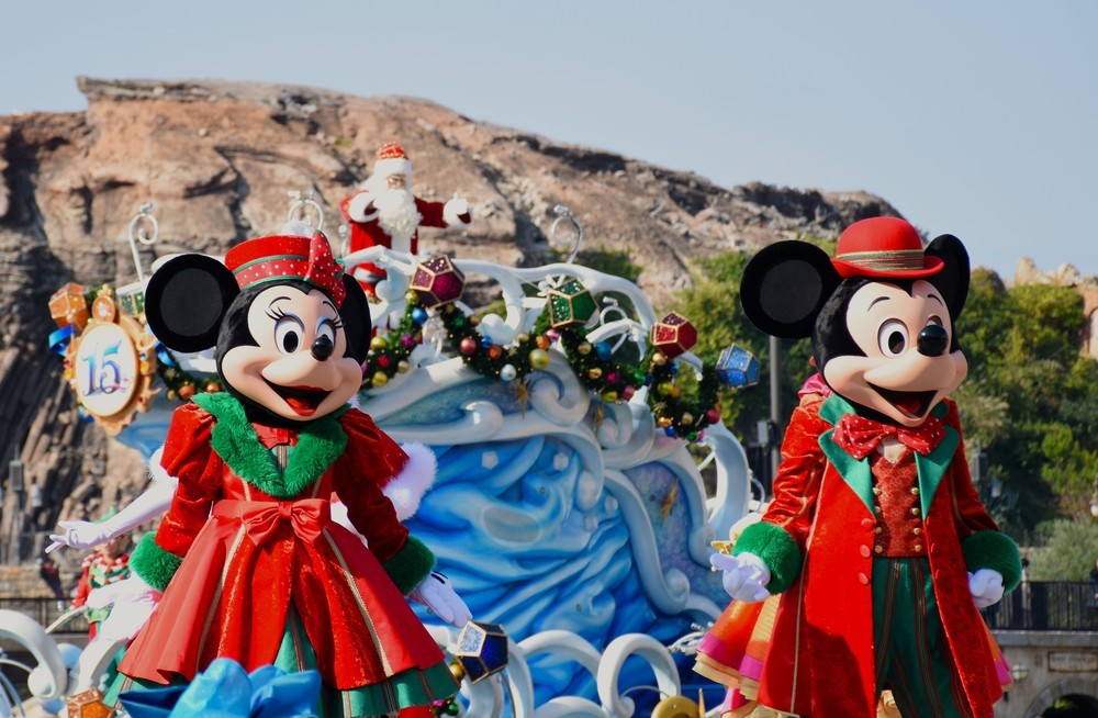 東京ディズニーシー「クリスマス・ウィッシュ」の公演「パーフェクト・クリスマス」。船上のサンタクロースとシンクロして踊るミッキーマウスとミニーマウス

