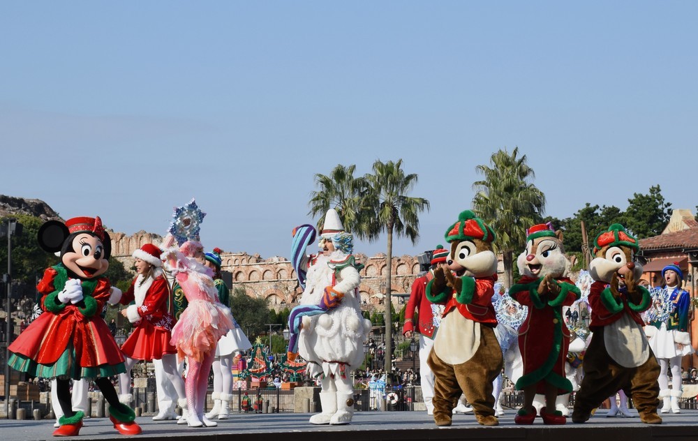 東京ディズニーシー「クリスマス・ウィッシュ」の公演「パーフェクト・クリスマス」。ミニーマウス(左端)と踊るチップとデール、クラリスら