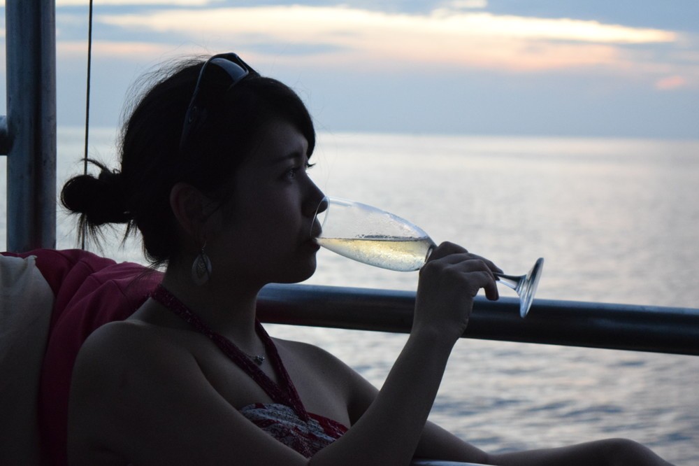 美女と夕日、シャンパンの組み合わせは最強