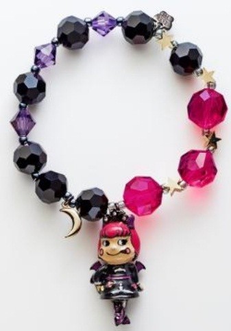 ゴムブレスレット、税込1万7280円