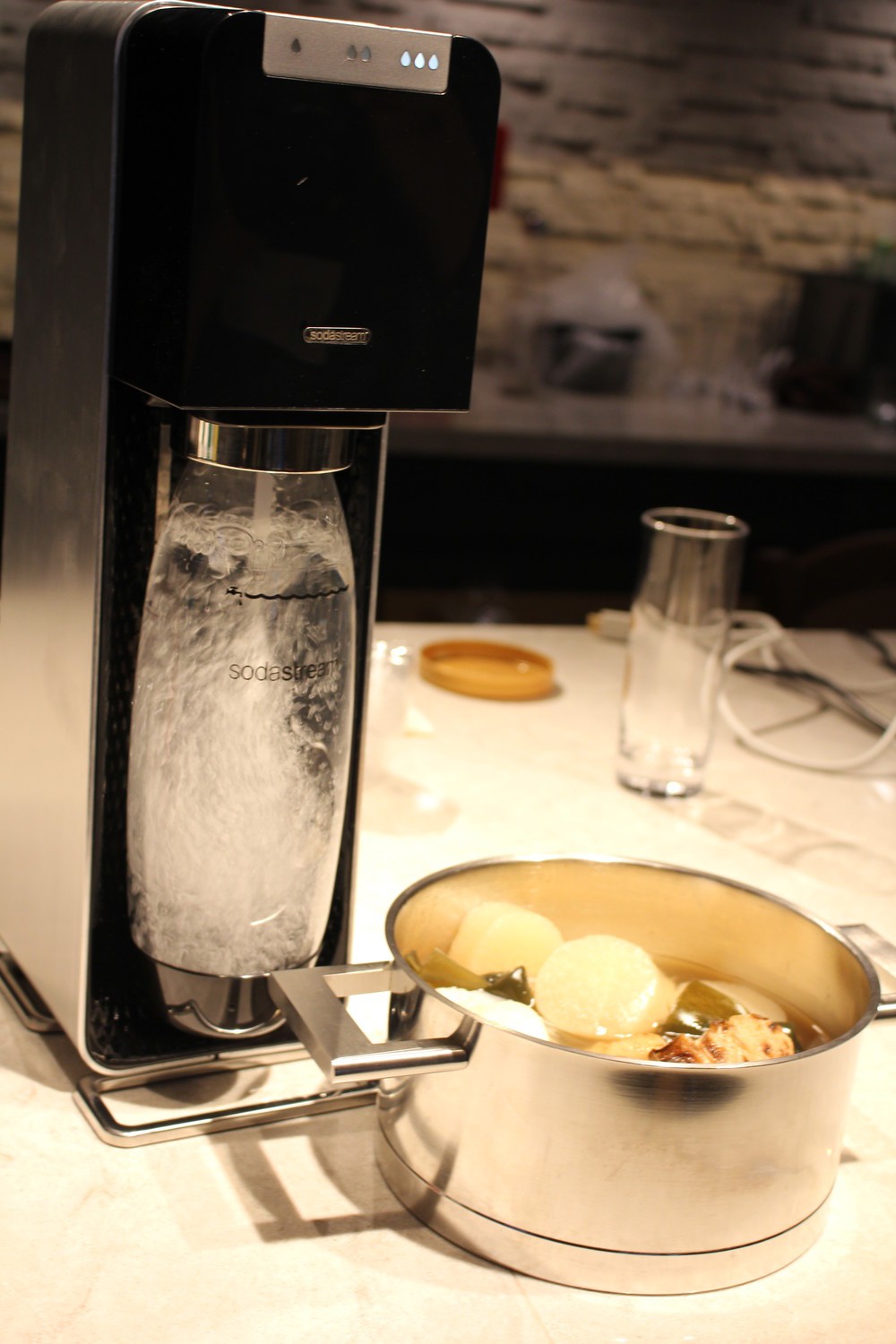 ソーダストリーム「冬の時期の炭酸水は効果的」　「かくれ脱水」や忘年会「アルコール」対策に