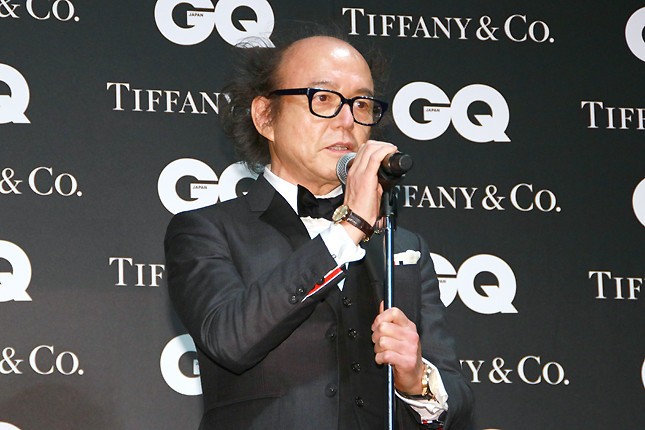 授賞式の冒頭で、鈴木編集長は主催者代表挨拶を行う