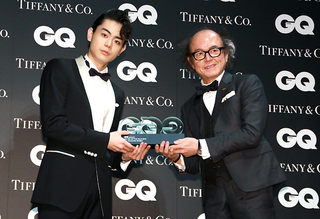 菅田将暉さんはやや緊張した面持ちでトロフィーを受け取る