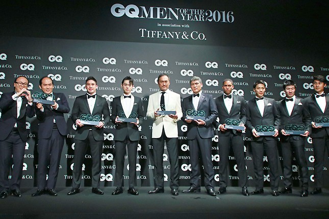 指揮者の小澤征爾さんを除く受賞者6組によるフォトセッション