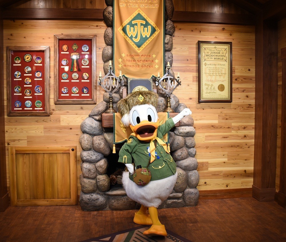「ウッドチャック・ホール」でゲストを待つドナルドダック