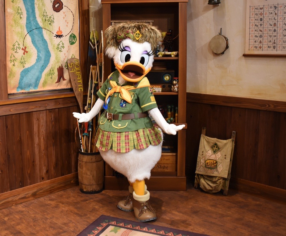 「ウッドチャック・ハイドアウト」でゲストを待つデイジーダック
