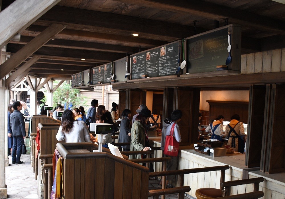 「キャンプ・ウッドチャック・キッチン」のオーダー＆ピックアップカウンター