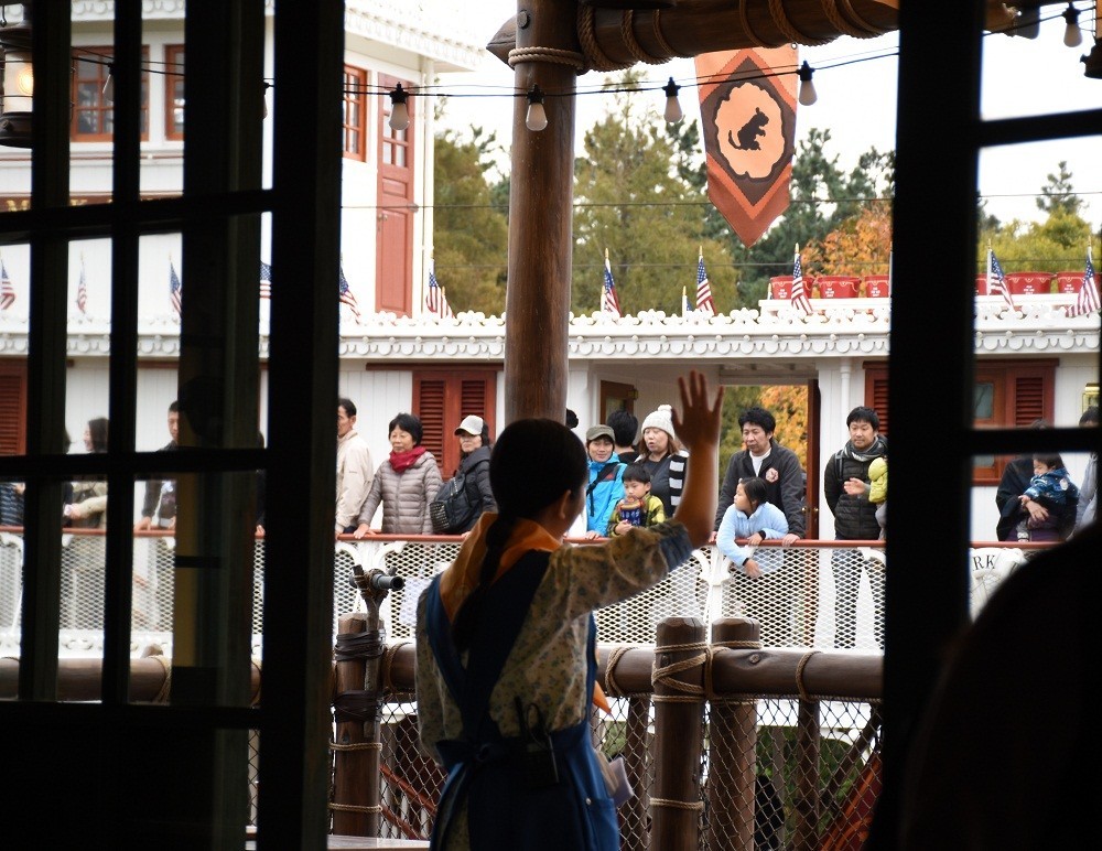 「キャンプ・ウッドチャック・キッチン」2階テラス席には、アメリカ河をいく蒸気船マークトウェイン号が間近に迫る