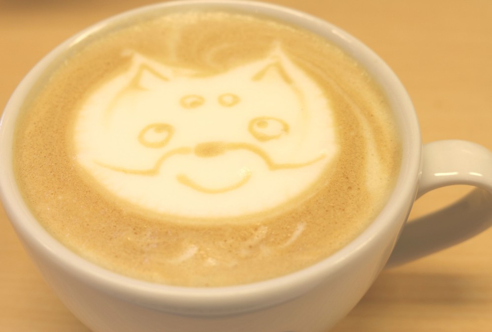 「カス丸」ラテアートのエスプレッソ　ボタン操作のみで格別の一杯を