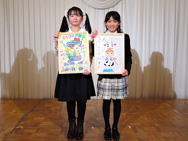（写真左から）最優秀賞の農林水産大臣賞に輝いた迎彩花さん、中島彩葉さん