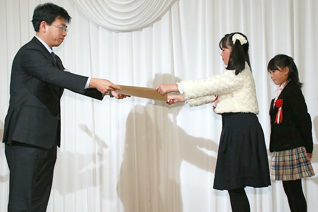 賞状授与の様子