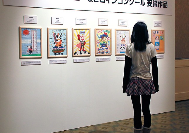 展示された自分の作品を見つめる受賞者